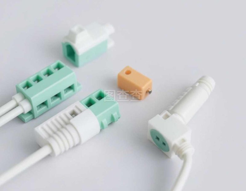 在电子产品领域，集成电路芯片（IC）扮演着至关重要的角色。从智能手机到家用电器，再到工业设备，每一种现代技术的背后都离不开这种微小但功能强大的组件。今天就让我们深入探讨集成电路芯片的未来发展方向。